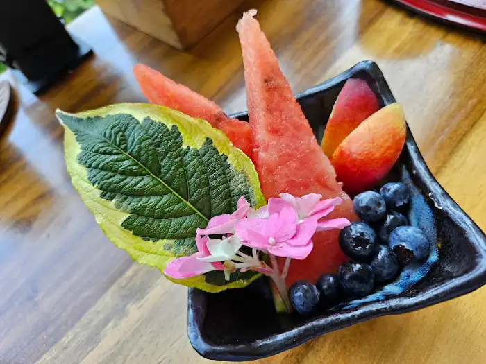 바자라 디저트로 제공되는 과일 플레이트