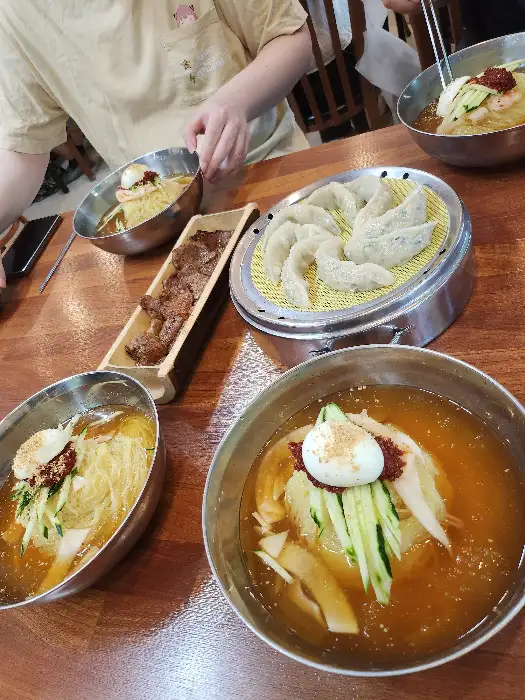 안동밀면본점에서 여러 음식을 즐기는 모습