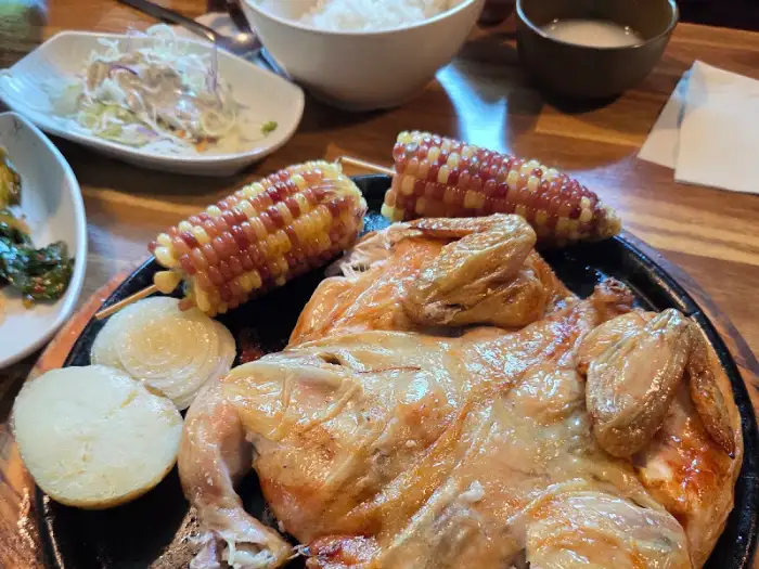 테이블에 차려진 여러 음식들과 밥, 국물 등이 보인다.