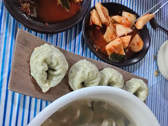 강화손칼국수 본점의 푸짐한 양의 만두