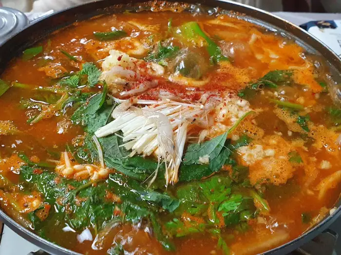 신선한 채소와 생선이 어우러진 쏘가리 매운탕