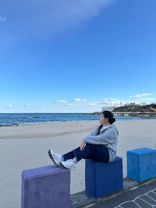 해변가에서 여유로운 시간을 보내는 사람의 모습
