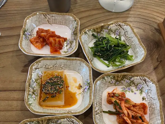 다양하게 담긴 밑반찬 클로즈업