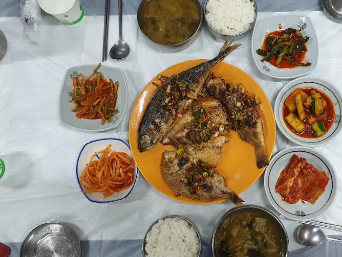통영 명촌식당의 푸짐한 한상차림, 여러가지 밑반찬과 밥, 국까지 완벽한 구성입니다.