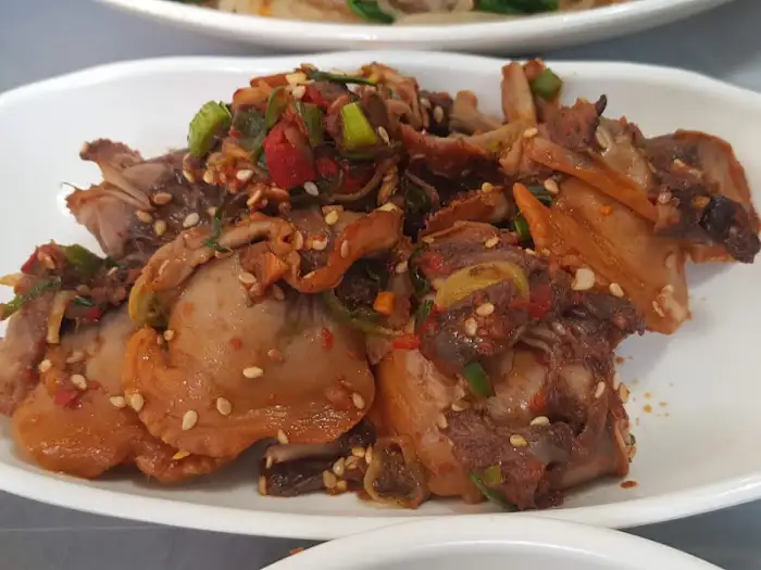 매콤하게 양념된 닭발 또는 돼지껍데기 요리가 먹음직스럽게 보입니다.