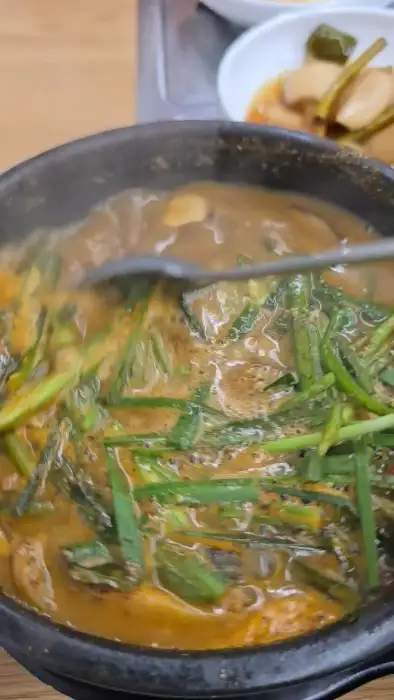 싸리골 흑염소 보양식의 흑염소탕이 끓고 있는 모습
