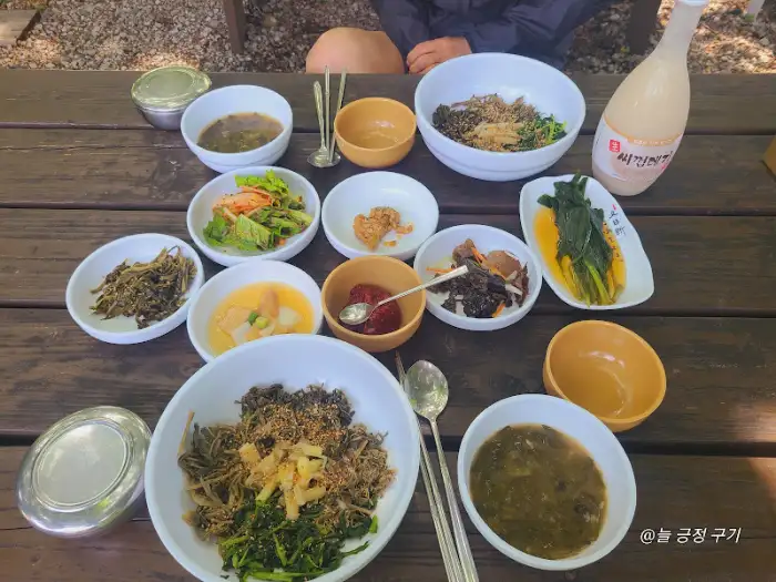 야영장식당에서 푸짐하게 차려진 산채정식 한 상 차림