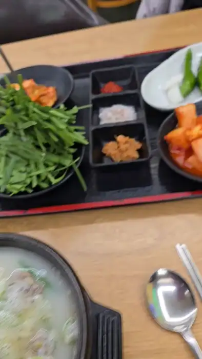 식탁에 놓인 수저와 젓가락