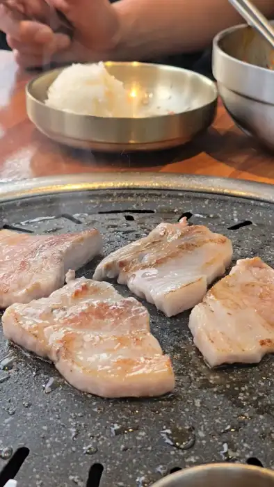 숯불 위에서 구워지는 돼지고기