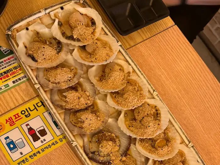 플레이팅된 신선한 가리비회
