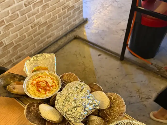 다양한 해산물이 준비된 상차림