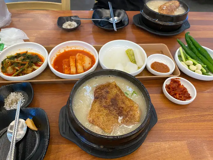 로로삼계탕 평택점의 푸짐한 삼계탕 한 상차림