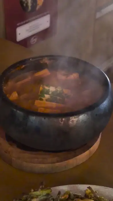 뜨거운 김이 올라오는 뚝배기 전골 요리