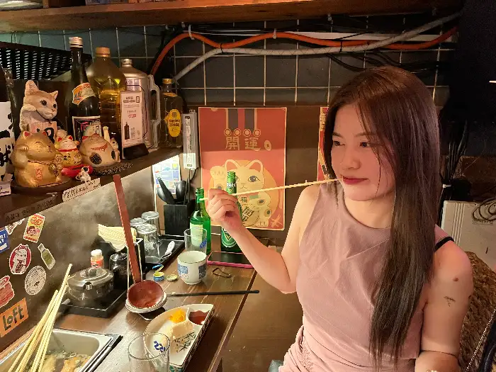 테이블에 놓인 젓가락과 음식을 준비하는 모습