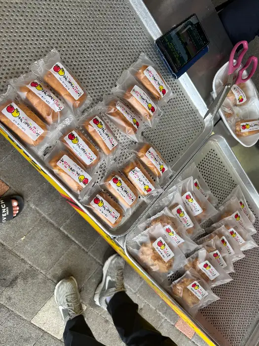 내송정&내송식품 매장 전경과 포장된 사과 스콘