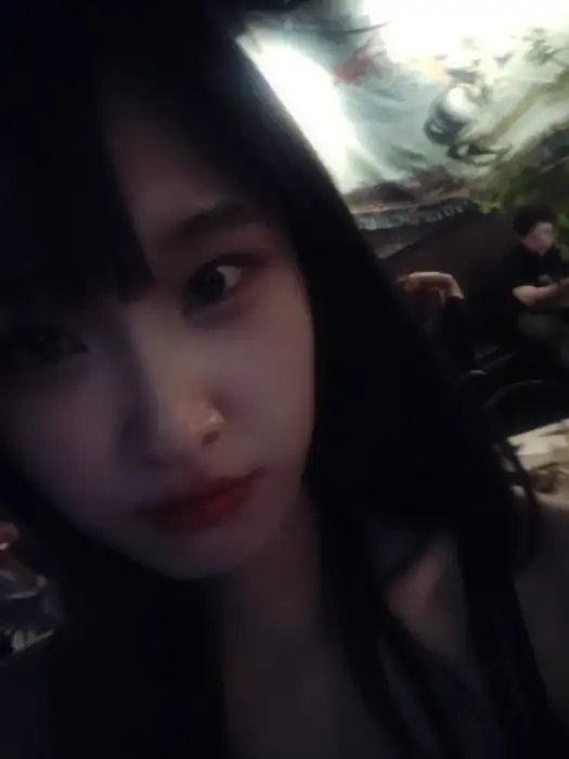 분위기 있는 조명 아래 인물 사진