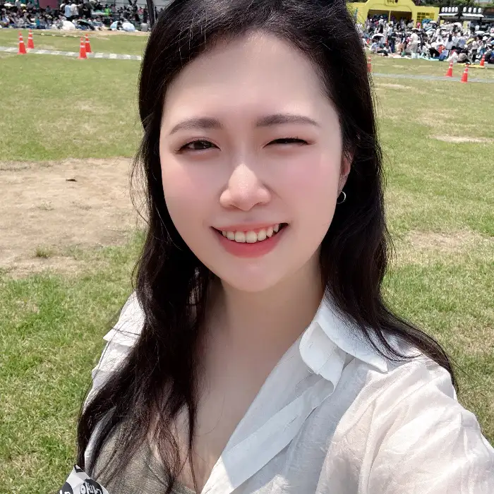 대게천국에서 만족스러운 식사를 마치고 환하게 웃는 손님