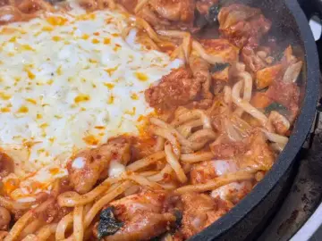 치즈가 듬뿍 올라간 지글지글 끓는 의성마늘닭갈비