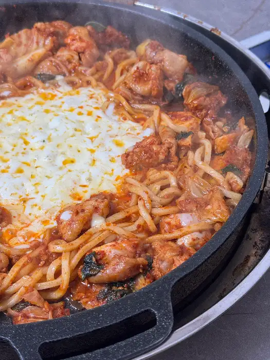 치즈가 듬뿍 올라간 지글지글 끓는 의성마늘닭갈비