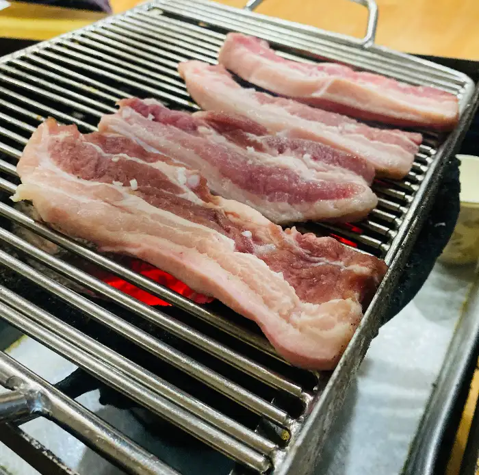 불판 위에서 맛있게 익어가고 있는 삼겹살