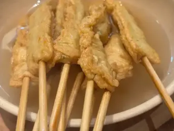 중동오뎅집의 따뜻한 어묵이 담긴 맑은 국물