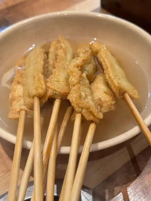 중동오뎅집의 따뜻한 어묵이 담긴 맑은 국물
