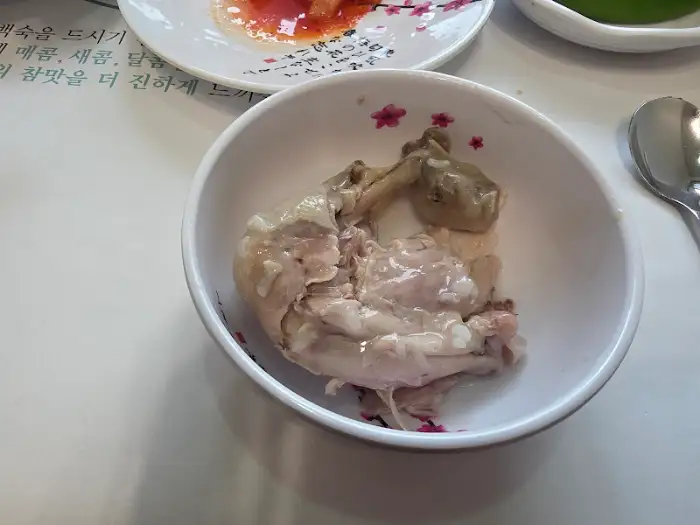 개별 그릇에 담긴 본가장수촌 화성남양점의 닭고기