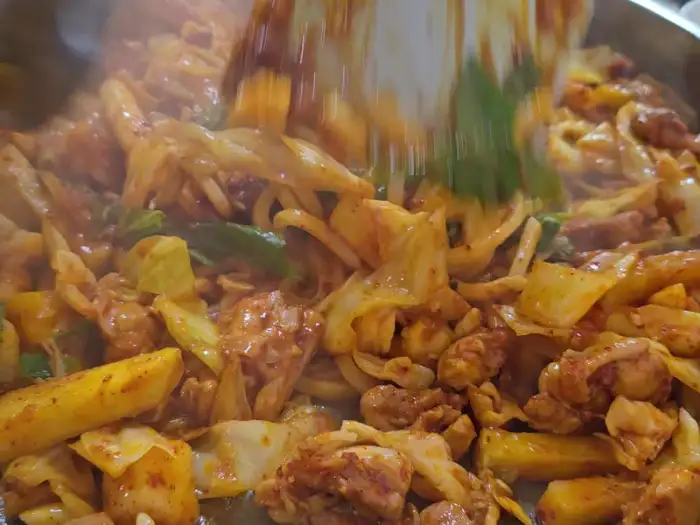 갓 볶아져 나온 닭갈비와 떡