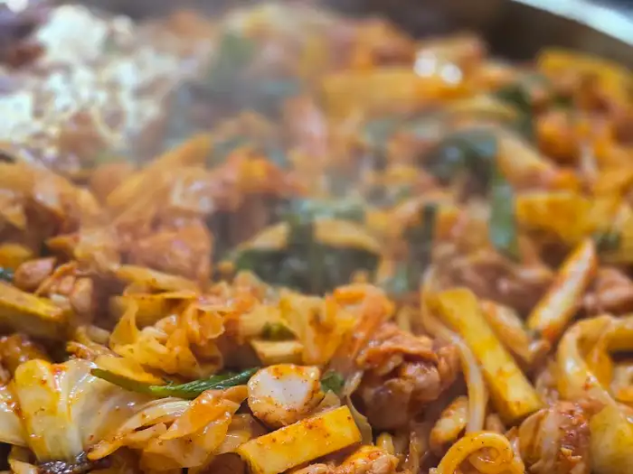 다 익은 닭갈비와 볶음밥