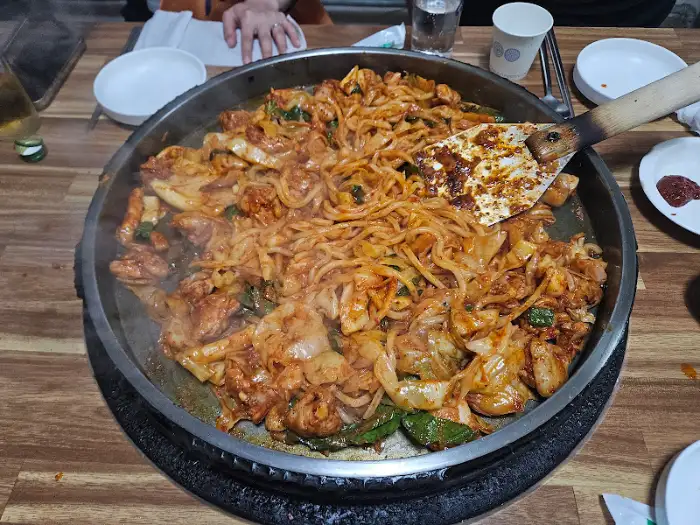 철판 가득 푸짐하게 담긴 닭갈비