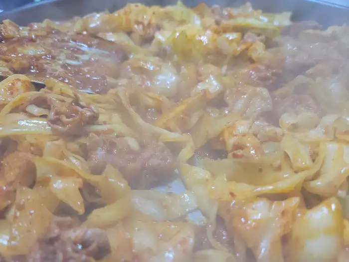 닭갈비에 곁들여진 떡과 야채