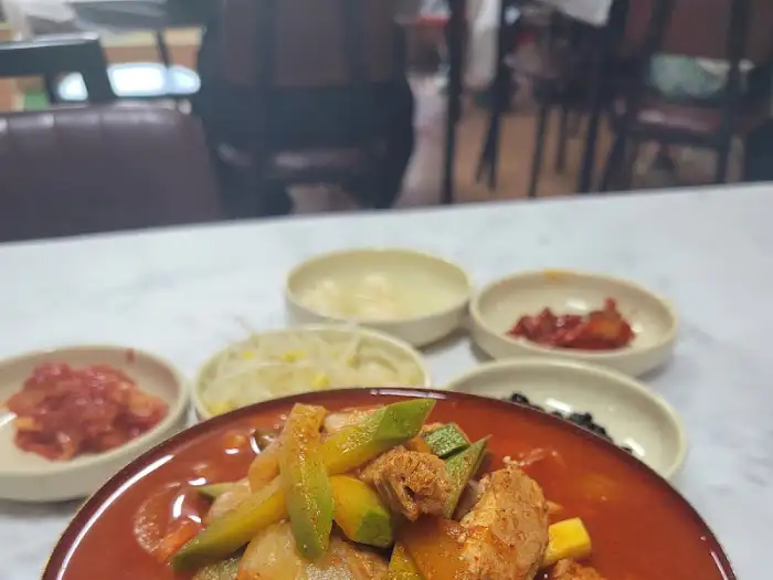 명화식육식당 내부 모습, 테이블과 의자가 정겹게 놓여 있습니다.