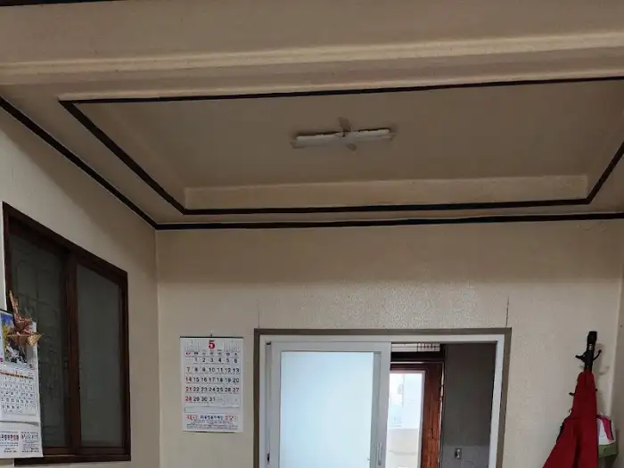 실내 천장과 창문의 모습, 그리고 벽에 걸린 달력