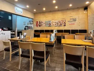 국수나무무주점 내부의 테이블과 좌석 배치