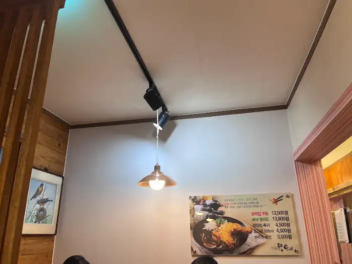 매장 내부의 조명과 메뉴판이 보이는 모습