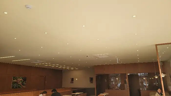 넓은 매장 내부 전경, 천장의 조명과 깔끔한 인테리어