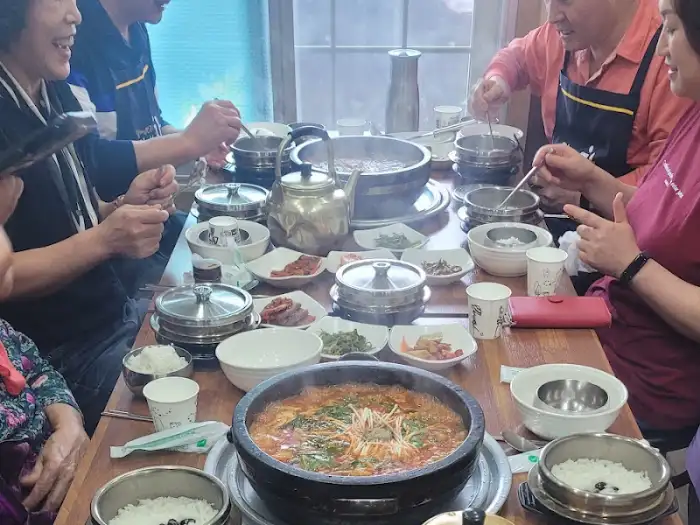 가족들이 함께 식사하는 장가네매운탕 내부 모습