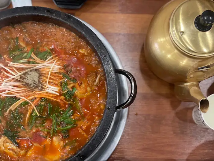 끓고 있는 메기매운탕의 푸짐한 모습