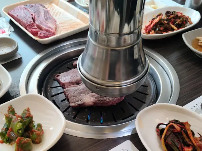 테이블 위에서 구워지는 신선한 고기
