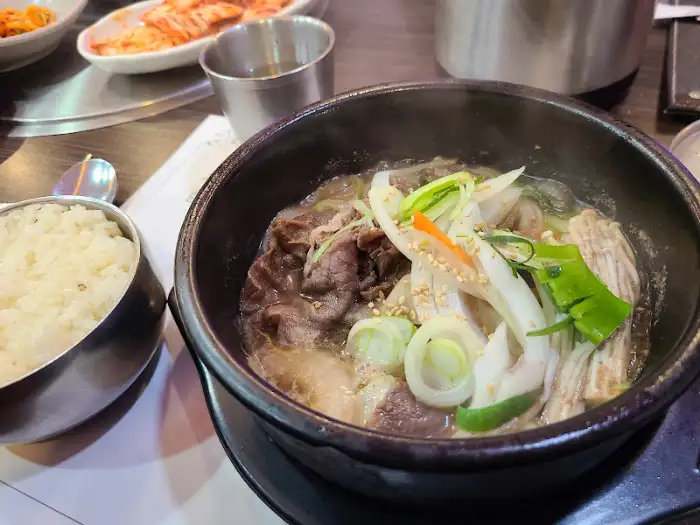 김이 나는 뚝배기 국물 요리와 밥 한 공기