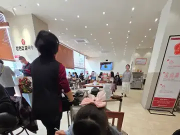 장원갑칼국수 대전중구점 깔끔한 식당 내부 모습