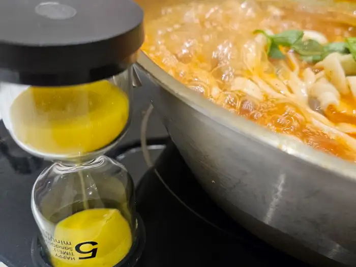 장원갑칼국수 대전중구점 칼국수 끓는 모습과 타이머