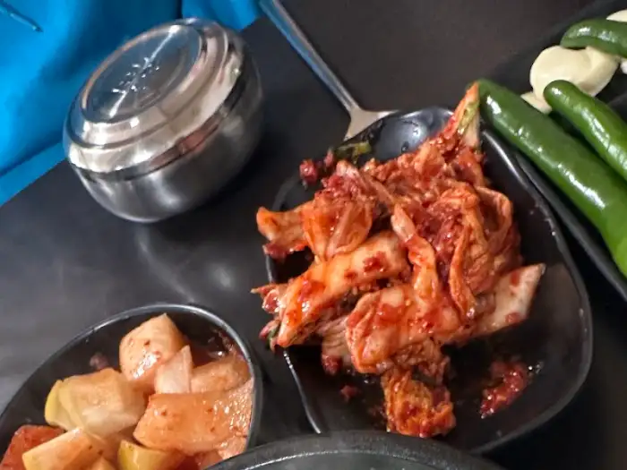 접시에 담긴 갓 담근 김치의 모습