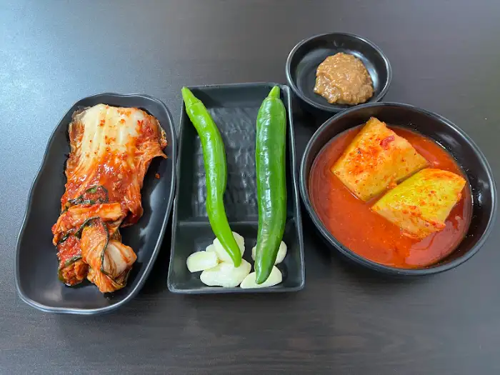 김치, 깍두기, 청양고추, 쌈장 등 반찬 구성