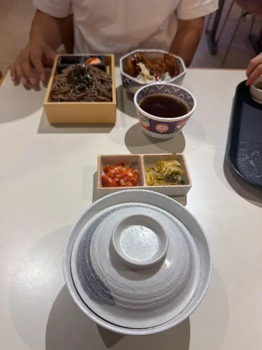 정갈하게 차려진 일식 한 상 차림