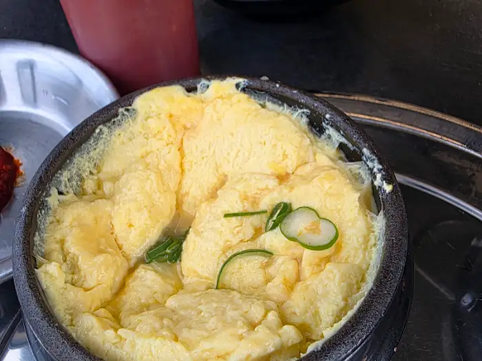 따끈하게 뚝배기에 담겨 나온 계란찜