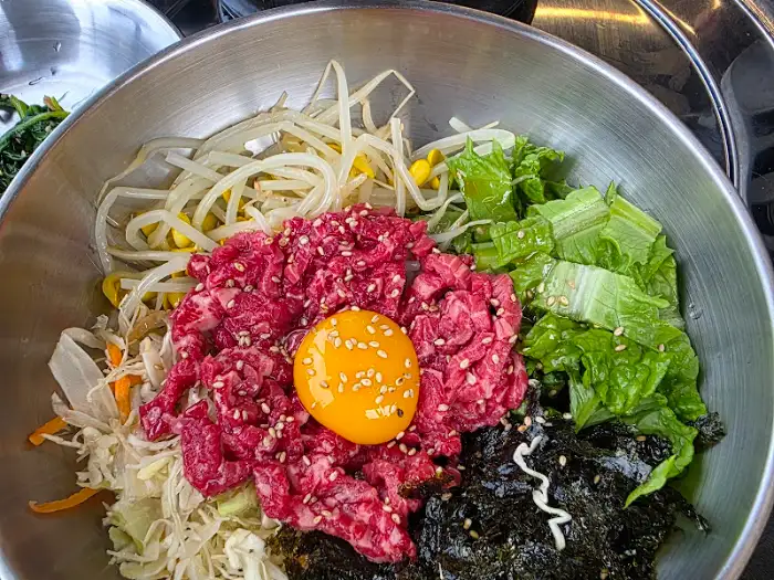 육회와 채소가 푸짐하게 담긴 육회 비빔밥
