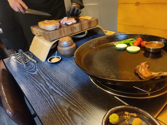 제주오라방에서 준비되는 고기 요리 과정