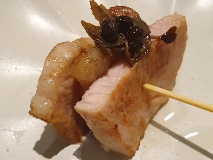 제주오라방의 꼬치에 꽂힌 돼지고기 요리