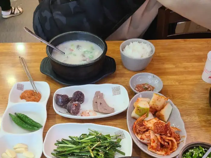정뜰순대국에서 식사를 즐기는 모습, 따뜻한 분위기 속에서 만족스러운 표정을 짓고 있습니다.